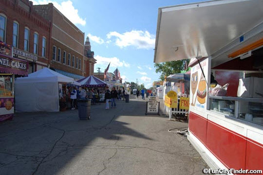Downtown-Greenfield-Indiana-shops-and-vendors