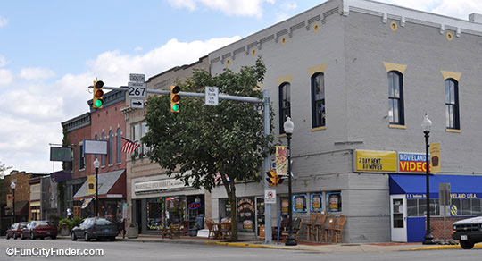 Picture of the Mooresville downtown square in Mooresville, Indiana