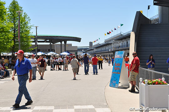 Picture of the crowd at Indianapolis Motor Speedway